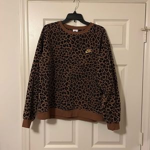 Women’s Nike fleece crew neck, size XXL.